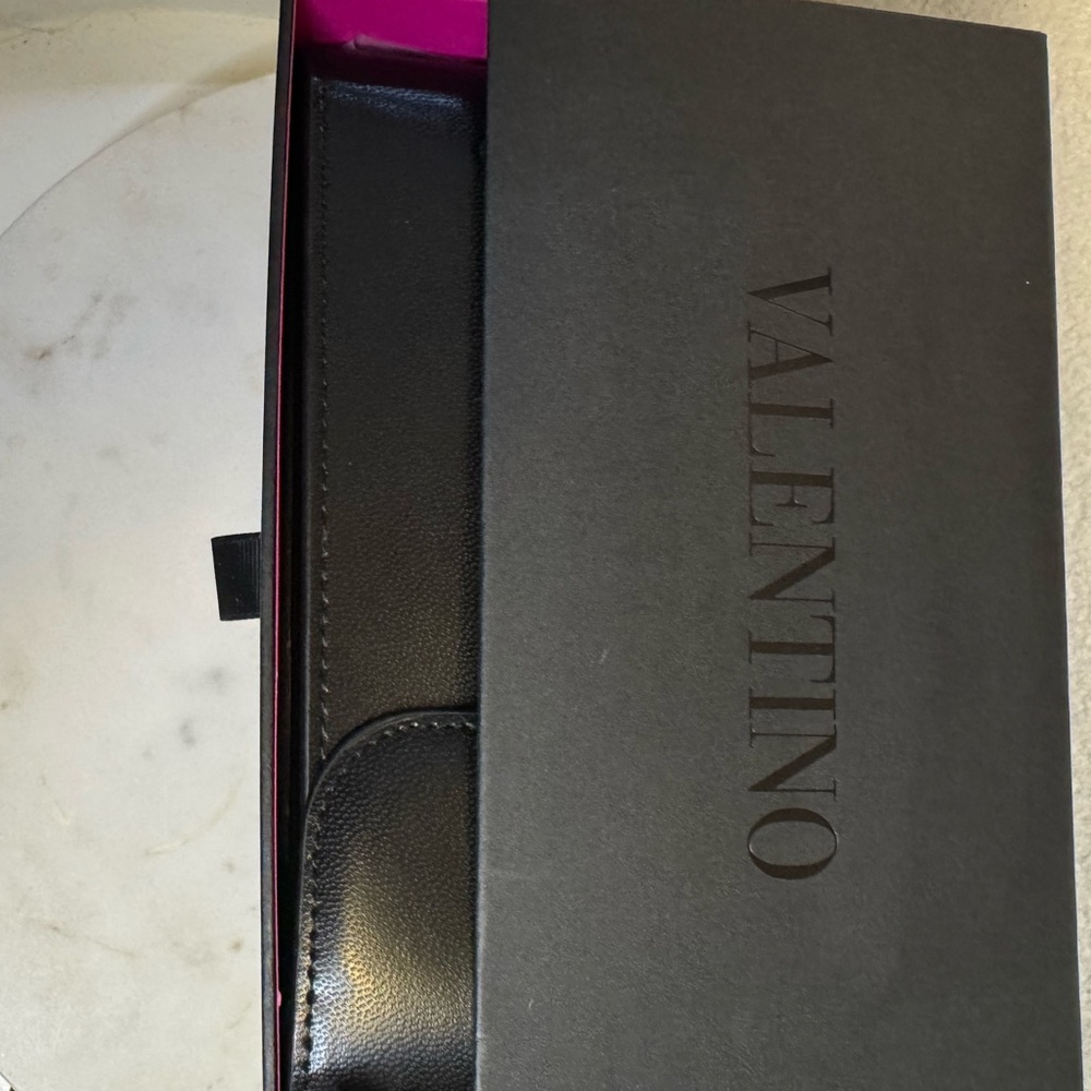 ❣️Buyer Appreciation❣️READ👇 Valentino Sunglasses w/ Crossbody Bag MSRP $799 - Picture 2 of 16